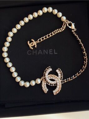 CHANEL Necklace with Pearls and Lambskin Leather Gold CC Chain Necklace Like New